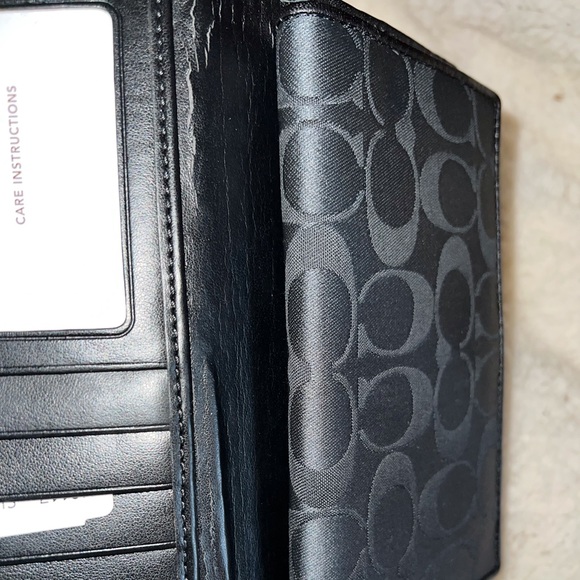 Coach NWT Signature Maggie Shoulder Bag w/matching Wallet - Picture 13 of 16